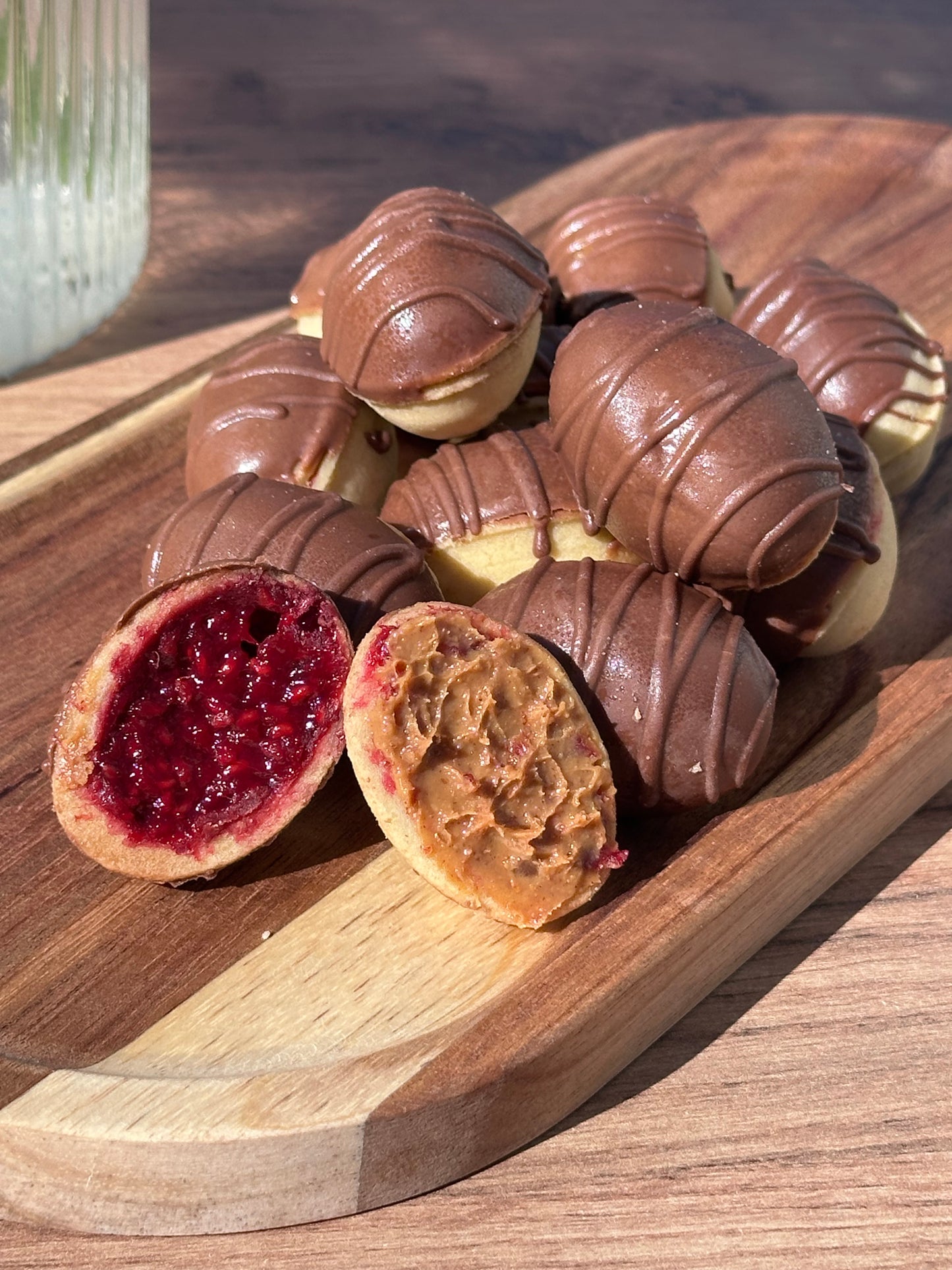 Peanøttsmør med hjemmelaget bringebærsyltetøy